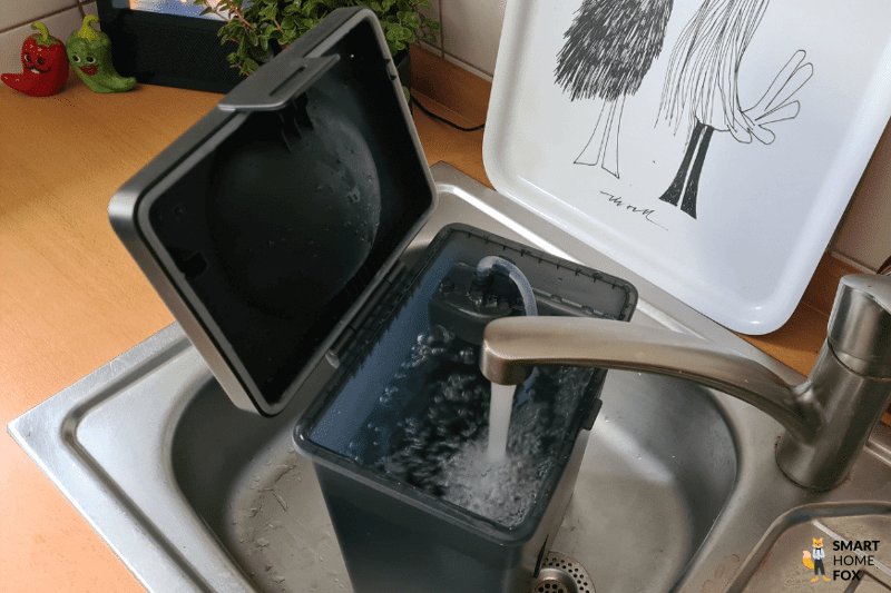 Der Frischwassertank der Multifunktions-Basisstation des Roborock Q Revo wird mit Wasser gefüllt.